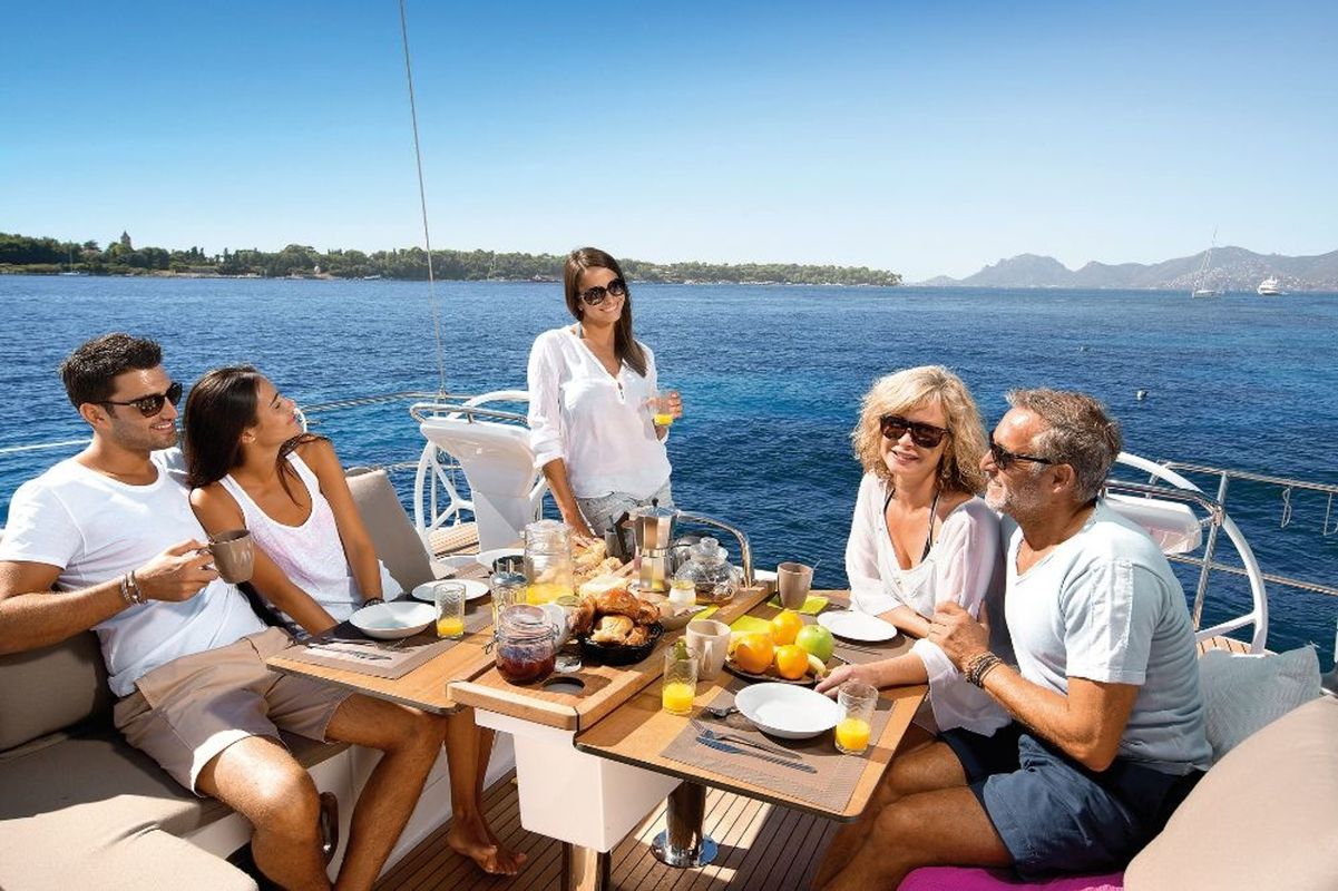 Top 10 Tips for Renting a Yacht With Friends or Family